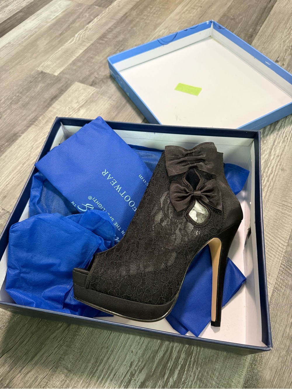 Black Lace Peep-Toe Bow Platform Ankle Booties size 6 - Picture 2 of 9
